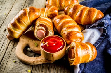 Simit sosis ile sosisli sarılmış