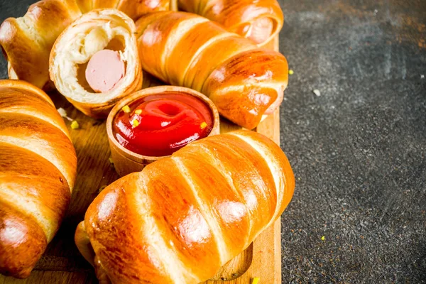 Pretzel verpakt hotdogs met worstjes — Stockfoto