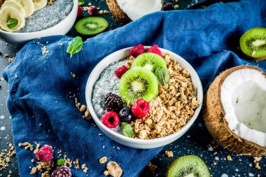 Granola chia tohum yoğurt, taze meyve ve çilek ile