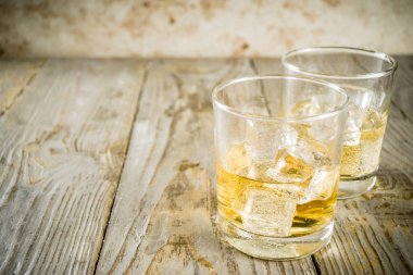 Kayalar üzerinde Amber Whiskey