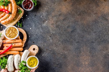 Izgara için hazır çeşitli sosis