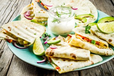 beyaz sos ile Meksika quesadilla