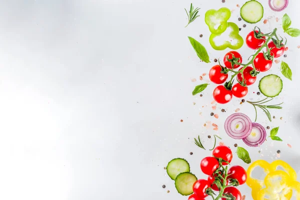 Verduras frescas, hierbas y especias sobre fondo blanco — Foto de Stock