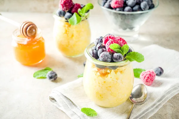 Süße Frühstückspolenta mit Beeren — Stockfoto