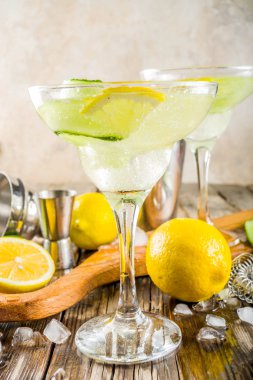 Trendy yaz alkol kokteyl Tom Collins 