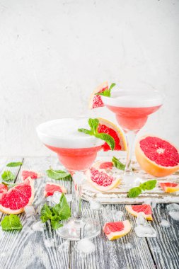  Soğuk narenciye martini kokteyli. Aperol spritz