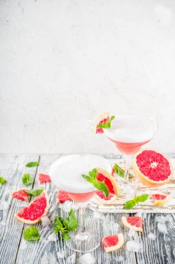  Soğuk narenciye martini kokteyli. Aperol spritz