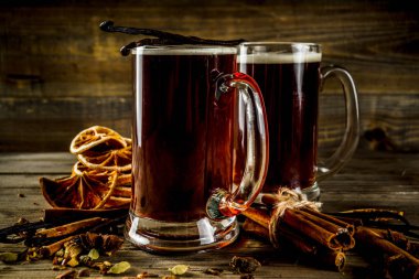 Baharatlar ile sıcak mulled bira