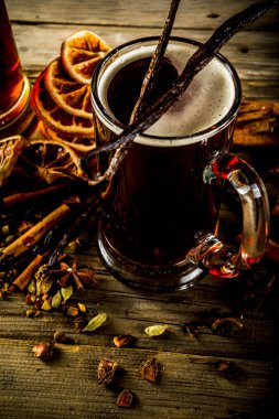 Baharatlar ile sıcak mulled bira
