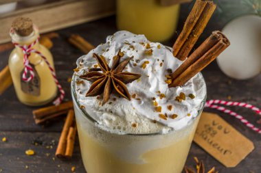 Yumurta likörü ile Noel Bombardino kokteyli