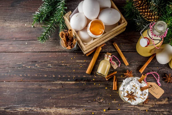 Cóctel de Navidad Bombardino con licor de huevo — Foto de Stock