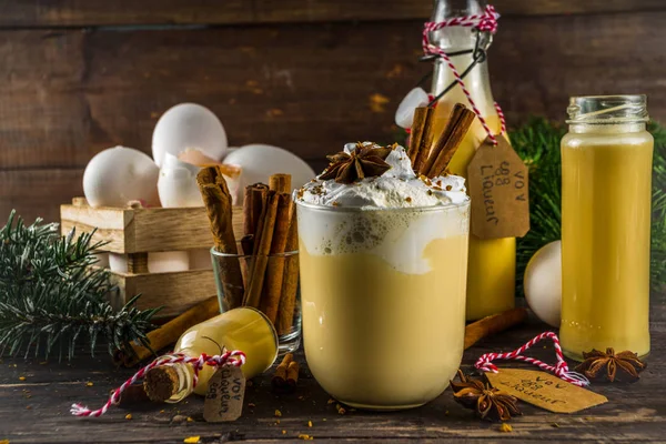 Coquetel Bombardino de Natal com licor de ovo — Fotografia de Stock