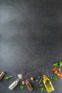 Otlar, zeytinyağı ve baharatlar ile gıda arka plan pişirme