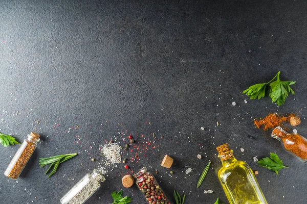 Cozinhar fundo de alimentos com ervas, azeite e especiarias — Fotografia de Stock