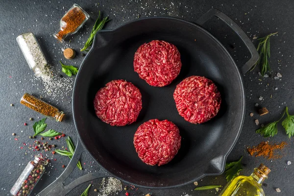 Costeletas de hambúrguer de carne picada crua — Fotografia de Stock