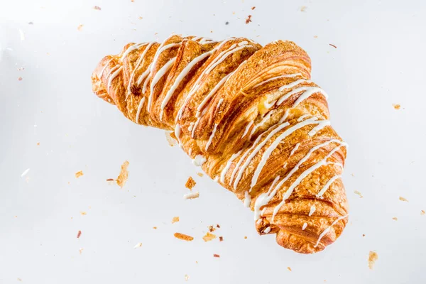 Vers gebakken croissant op witte achtergrond — Stockfoto