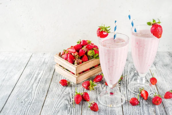 Strawberry smoothie eller milkshake — Stockfoto