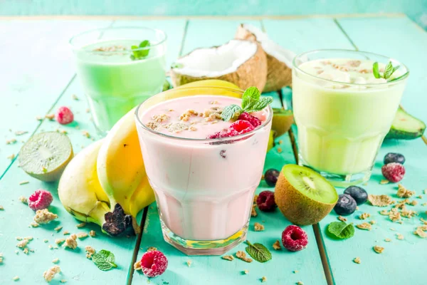 Uppfriskande milkshakes och smoothies — Stockfoto