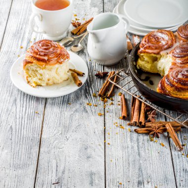 Şeker buzlanma ile tarçın rulo