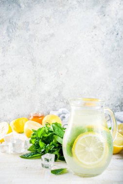 Ev yapımı ekşi kokteyl limonata