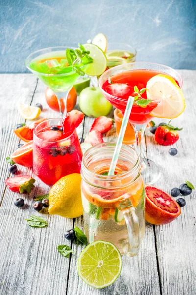 Val av sommarfrukt- och bärodlingar cocktail — Stockfoto