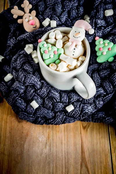 Chocolat chaud avec guimauve drôle — Photo