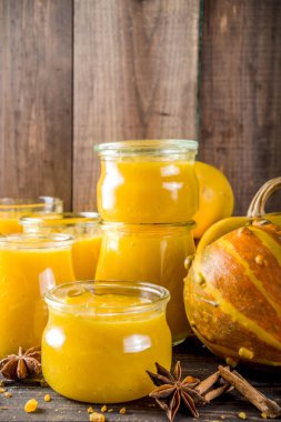 Farklı cam kavanozlarda kabak püresi
