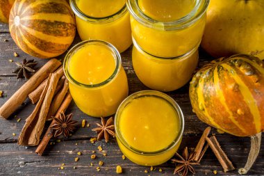 Farklı cam kavanozlarda kabak püresi