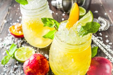 Yaz buzlu şeftali çayı