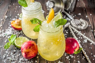 Yaz buzlu şeftali çayı