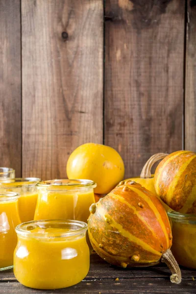 Purée de citrouille dans différents pots en verre — Photo