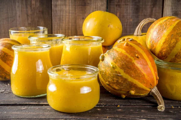 Purée de citrouille dans différents pots en verre — Photo