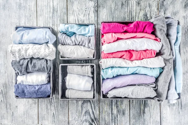 Dikey Marie Kondo toplama için giysi yöntemi