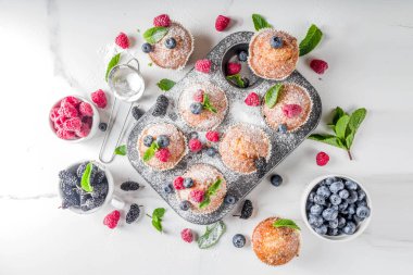 Muffins veya çilek ile cupcakes