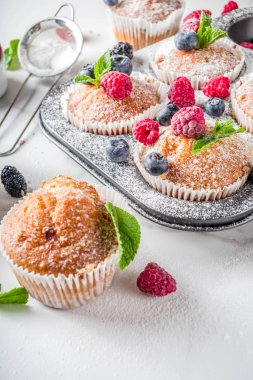 Muffins veya çilek ile cupcakes