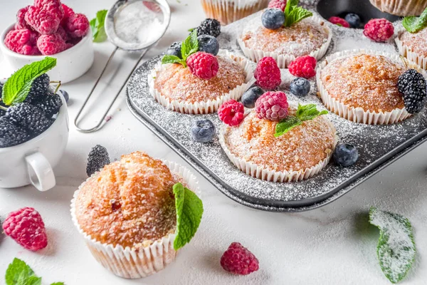 Muffin vagy cupcakes bogyókat — Stock Fotó