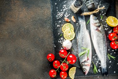 Baharatlı çiğ levrek balığı 