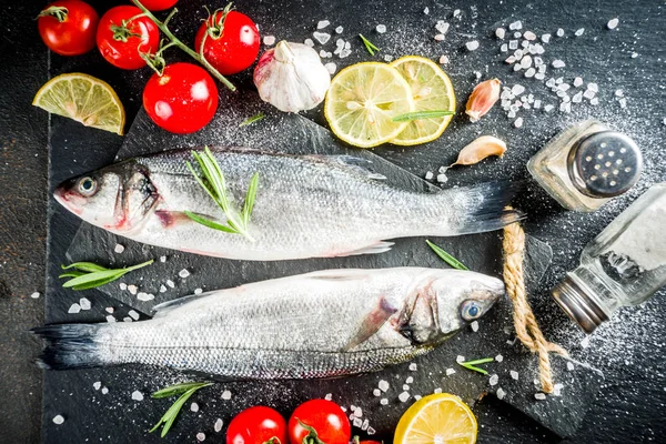 Pescado de lubina crudo con especias — Foto de Stock