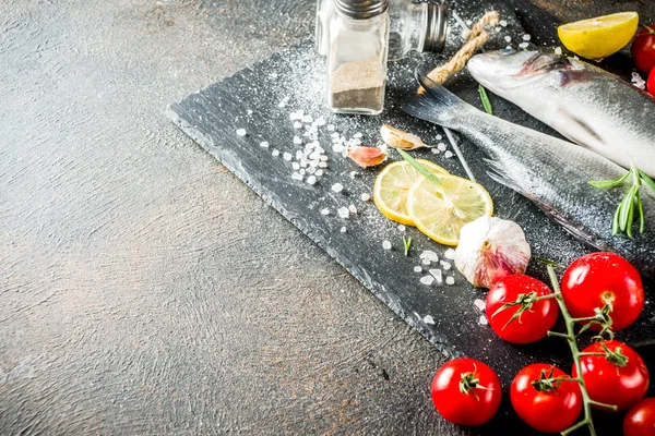 Pescado de lubina crudo con especias — Foto de Stock