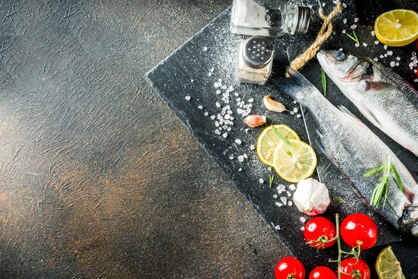 Pescado de lubina crudo con especias — Foto de Stock