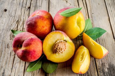 Rustik ahşap masa üzerinde taze organik şeftali