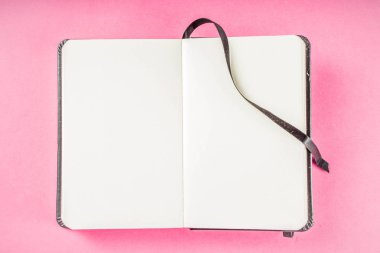 Parlak pembe masada not defteri ile çalar saat 