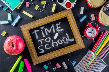 Okul eğitim malzemeleri kara tahta zemin üzerinde