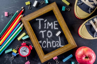 Okul eğitim malzemeleri kara tahta zemin üzerinde