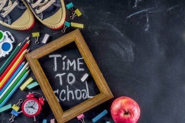 Okul eğitim malzemeleri kara tahta zemin üzerinde