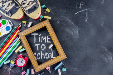 Okul eğitim malzemeleri kara tahta zemin üzerinde