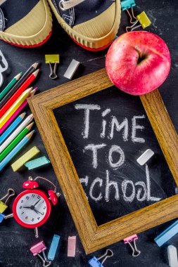 Okul eğitim malzemeleri kara tahta zemin üzerinde