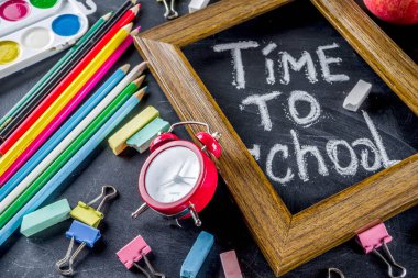 Okul eğitim malzemeleri kara tahta zemin üzerinde