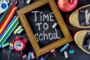 Okul eğitim malzemeleri kara tahta zemin üzerinde