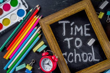 Okul eğitim malzemeleri kara tahta zemin üzerinde